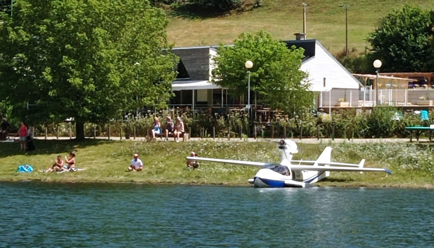 hydravion sur la plage en Aubrac